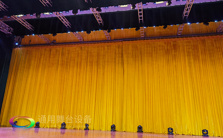 牽引大幕啟閉運(yùn)動(dòng)的機(jī)械設(shè)備。大幕機(jī)（proscenium curtain machinery）